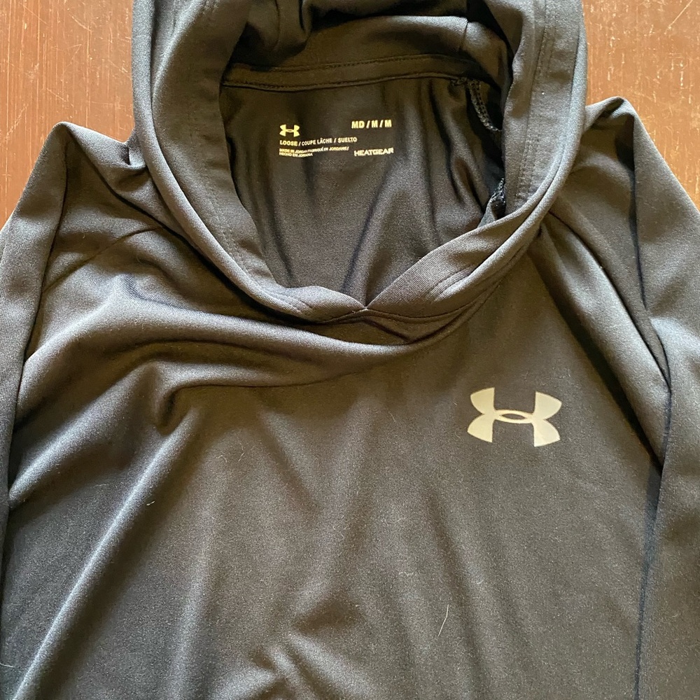 Mens under armor loose fit (light weight) long sleeve with hood